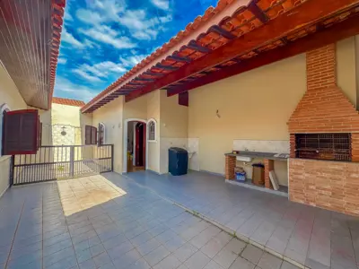 Casa - Térrea com piscina com 3 quartos (sendo 1 suite(s)) a 100,00 metros praia.