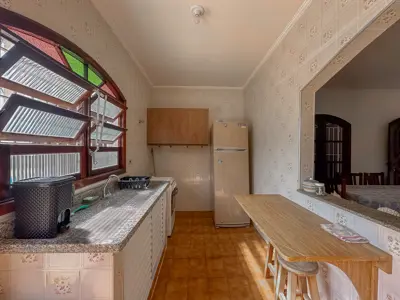 Casa - Térrea com piscina com 3 quartos (sendo 1 suite(s)) a 100,00 metros praia.