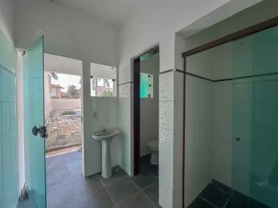 Casa - Térrea com piscina com 3 quartos (sendo 1 suite(s)) a 100,00 metros praia.