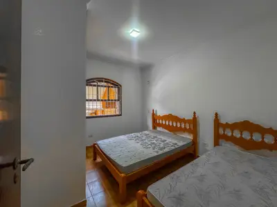 Casa - Térrea com piscina com 3 quartos (sendo 1 suite(s)) a 100,00 metros praia.
