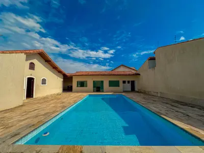 Casa - Térrea com piscina com 3 quartos (sendo 1 suite(s)) a 100,00 metros praia.