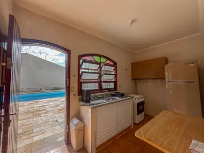 Casa - Térrea com piscina com 3 quartos (sendo 1 suite(s)) a 100,00 metros praia.