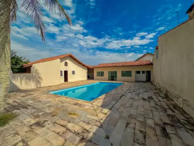 Casa - Térrea com piscina com 3 quartos (sendo 1 suite(s)) a 100,00 metros praia.