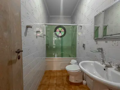 Casa - Térrea com piscina com 3 quartos (sendo 1 suite(s)) a 100,00 metros praia.