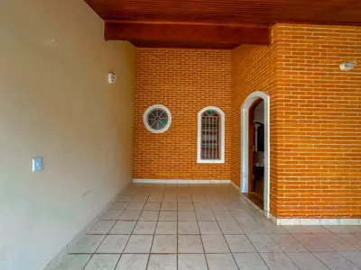 Casa - Térrea com piscina com 3 quartos (sendo 1 suite(s)) a 100,00 metros praia.