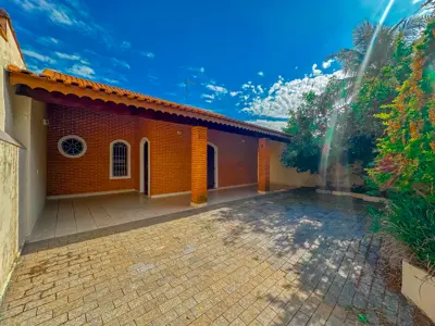 Casa - Térrea com piscina com 3 quartos (sendo 1 suite(s)) a 100,00 metros praia.