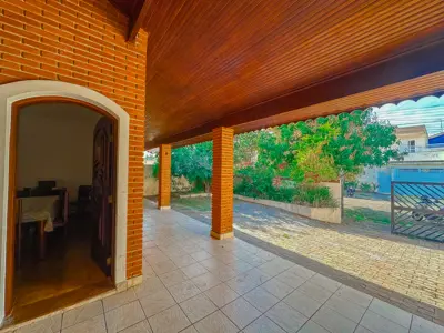 Casa - Térrea com piscina com 3 quartos (sendo 1 suite(s)) a 100,00 metros praia.