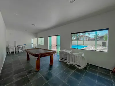 Casa - Térrea com piscina com 3 quartos (sendo 1 suite(s)) a 100,00 metros praia.