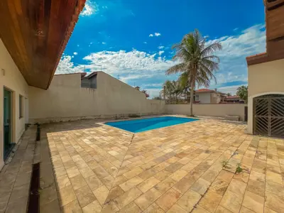 Casa - Térrea com piscina com 3 quartos (sendo 1 suite(s)) a 100,00 metros praia.