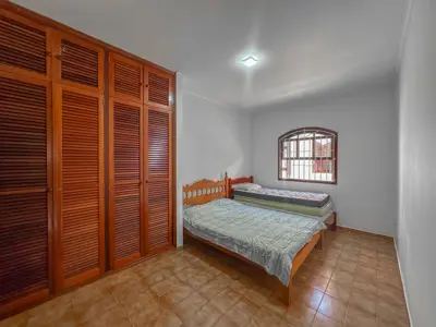 Casa - Térrea com piscina com 3 quartos (sendo 1 suite(s)) a 100,00 metros praia.