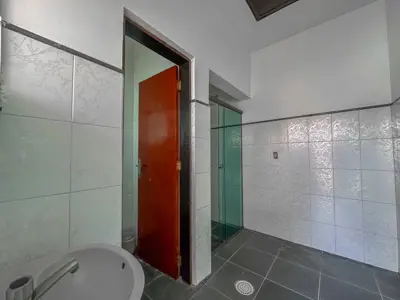 Casa - Térrea com piscina com 3 quartos (sendo 1 suite(s)) a 100,00 metros praia.