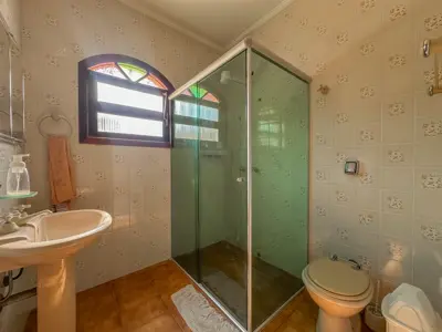 Casa - Térrea com piscina com 3 quartos (sendo 1 suite(s)) a 100,00 metros praia.