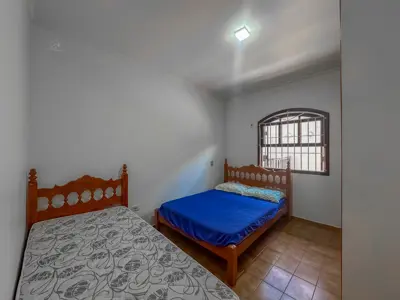 Casa - Térrea com piscina com 3 quartos (sendo 1 suite(s)) a 100,00 metros praia.
