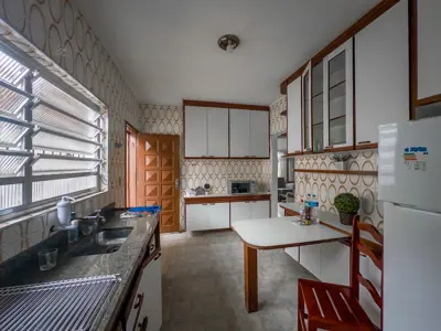 Casa - Térrea com Edícula com 2 quartos (sendo 1 suite(s)) a 550,00 metros praia.
