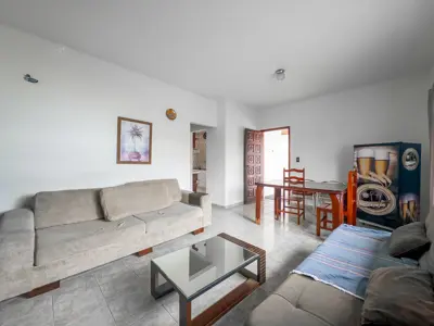 Casa - Térrea com Edícula com 2 quartos (sendo 1 suite(s)) a 550,00 metros praia.