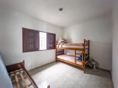 Casa - Térrea com Edícula com 2 quartos (sendo 1 suite(s)) a 550,00 metros praia.
