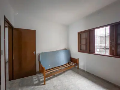 Casa - Térrea com Edícula com 2 quartos (sendo 1 suite(s)) a 550,00 metros praia.