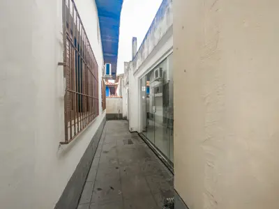 Casa - Térrea com Edícula com 2 quartos (sendo 1 suite(s)) a 550,00 metros praia.