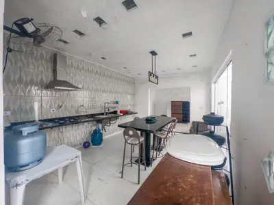 Casa - Térrea com Edícula com 2 quartos (sendo 1 suite(s)) a 550,00 metros praia.