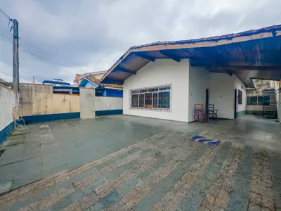 Casa - Térrea com Edícula com 2 quartos (sendo 1 suite(s)) a 550,00 metros praia.