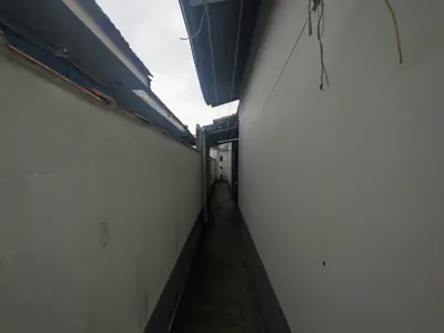 Casa - Térrea com Edícula com 2 quartos (sendo 1 suite(s)) a 550,00 metros praia.