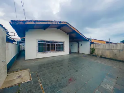 Casa - Térrea com Edícula com 2 quartos (sendo 1 suite(s)) a 550,00 metros praia.