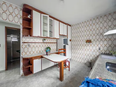 Casa - Térrea com Edícula com 2 quartos (sendo 1 suite(s)) a 550,00 metros praia.