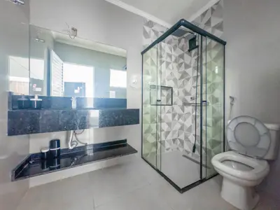 Casa - Térrea com Edícula com 2 quartos (sendo 1 suite(s)) a 550,00 metros praia.