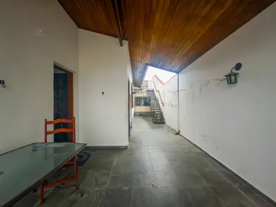 Casa - Térrea com Edícula com 2 quartos (sendo 1 suite(s)) a 550,00 metros praia.