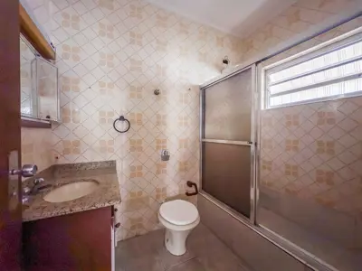 Casa - Térrea com Edícula com 2 quartos (sendo 1 suite(s)) a 550,00 metros praia.