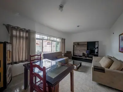 Casa - Térrea com Edícula com 2 quartos (sendo 1 suite(s)) a 550,00 metros praia.