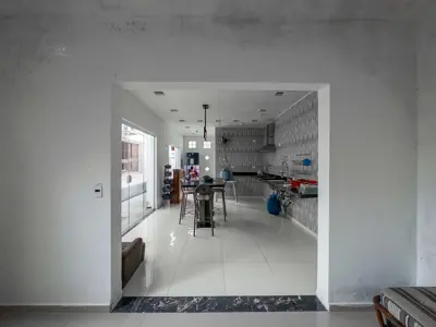 Casa - Térrea com Edícula com 2 quartos (sendo 1 suite(s)) a 550,00 metros praia.