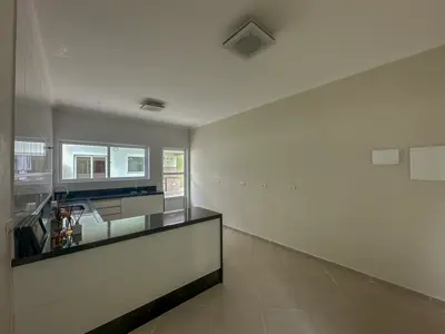 Casa - Sobrado com 4 quartos (sendo 4 suite(s)) a 1000,00 metros praia.