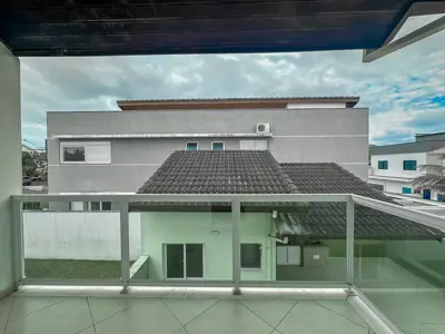 Casa - Sobrado com 4 quartos (sendo 4 suite(s)) a 1000,00 metros praia.