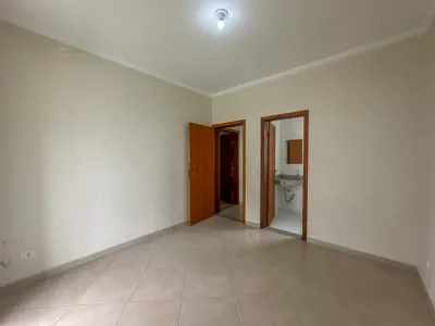 Casa - Sobrado com 4 quartos (sendo 4 suite(s)) a 1000,00 metros praia.
