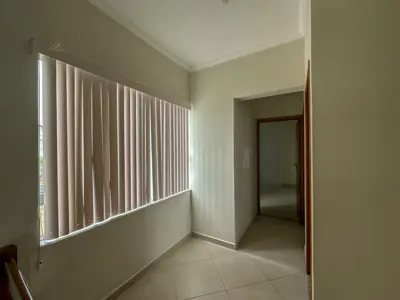Casa - Sobrado com 4 quartos (sendo 4 suite(s)) a 1000,00 metros praia.