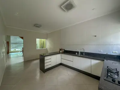 Casa - Sobrado com 4 quartos (sendo 4 suite(s)) a 1000,00 metros praia.