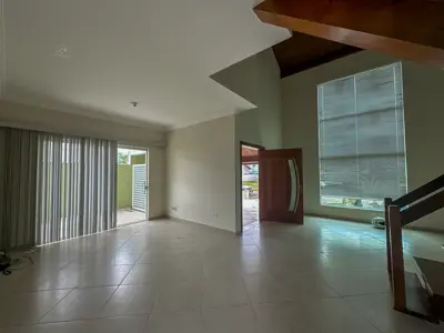 Casa - Sobrado com 4 quartos (sendo 4 suite(s)) a 1000,00 metros praia.