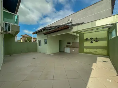 Casa - Sobrado com 4 quartos (sendo 4 suite(s)) a 1000,00 metros praia.