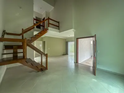 Casa - Sobrado com 4 quartos (sendo 4 suite(s)) a 1000,00 metros praia.