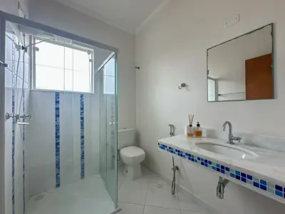Casa - Sobrado com 4 quartos (sendo 4 suite(s)) a 1000,00 metros praia.