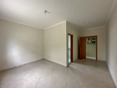 Casa - Sobrado com 4 quartos (sendo 4 suite(s)) a 1000,00 metros praia.