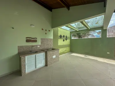 Casa - Sobrado com 4 quartos (sendo 4 suite(s)) a 1000,00 metros praia.