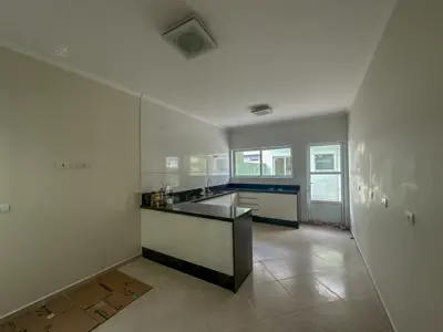 Casa - Sobrado com 4 quartos (sendo 4 suite(s)) a 1000,00 metros praia.