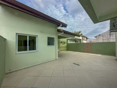 Casa - Sobrado com 4 quartos (sendo 4 suite(s)) a 1000,00 metros praia.