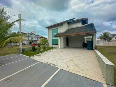 Casa - Sobrado com 4 quartos (sendo 4 suite(s)) a 1000,00 metros praia.