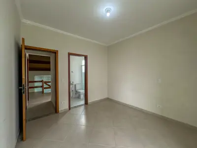 Casa - Sobrado com 4 quartos (sendo 4 suite(s)) a 1000,00 metros praia.