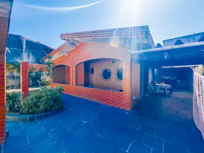 Casa - Térrea com 2 quartos  a 3800,00 metros praia.