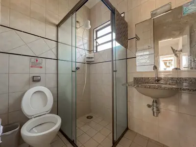 Kitnet - Ampla com 1 quartos  a 0,00 metros praia.