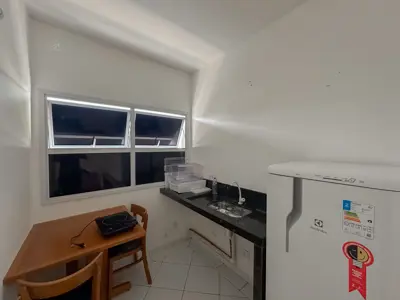 Kitnet - Ampla com 1 quartos  a 0,00 metros praia.